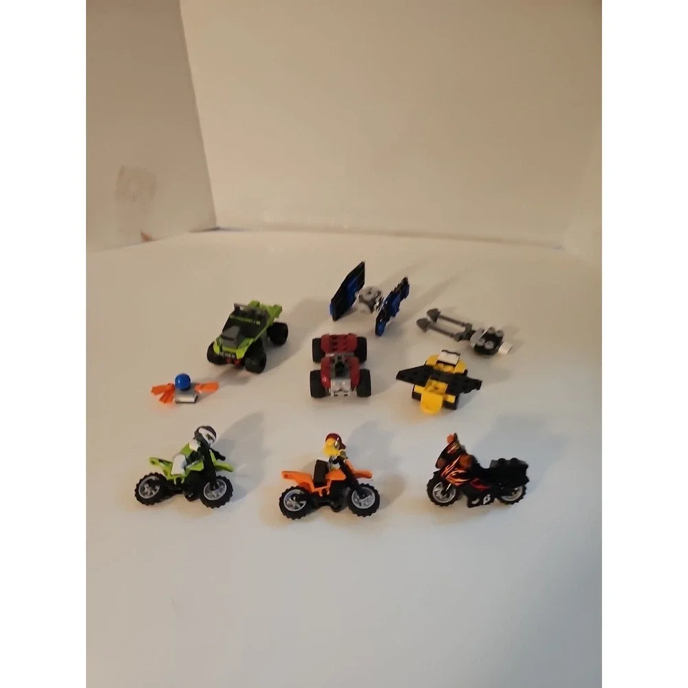 LEGO Racers 8192 Lime Racer Red Racer Motorcycles 2 Mini Figures Look At Picture